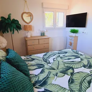 https://petit-coin-de-paradis-les-pieds-dans-leau.fr-provencehotel.com